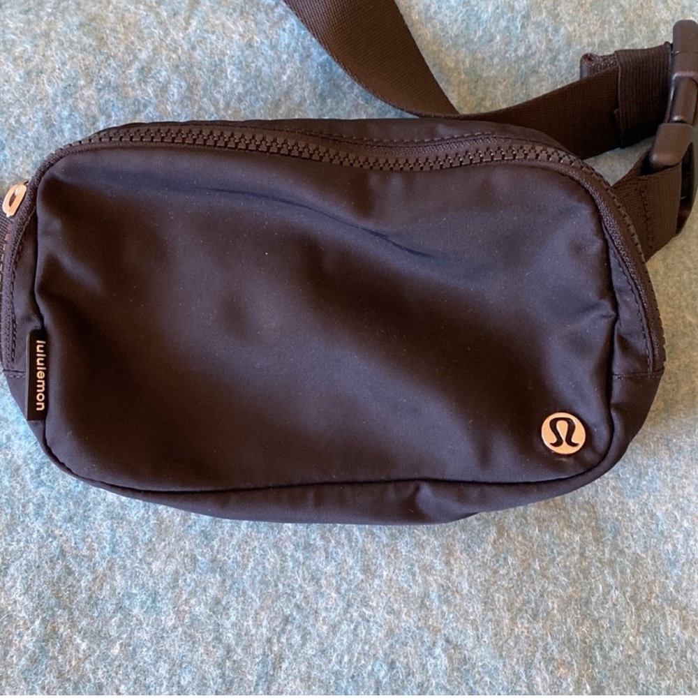 Lululemon black Fanny pack - used a couple of times. In great shape !